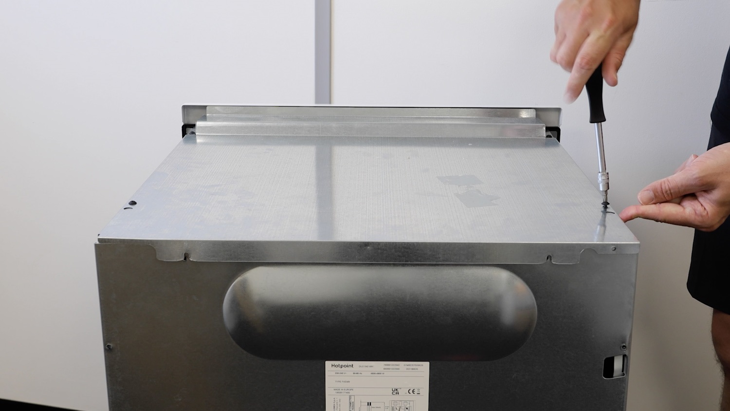 Re-screw screws on top panel
